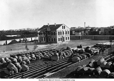 Schreiner_barch_adana__farmyard_of_the_german_levantine_cotton_company_c1921